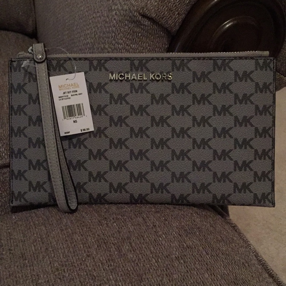 🌸 Michael Kors - Large Zip Clutch